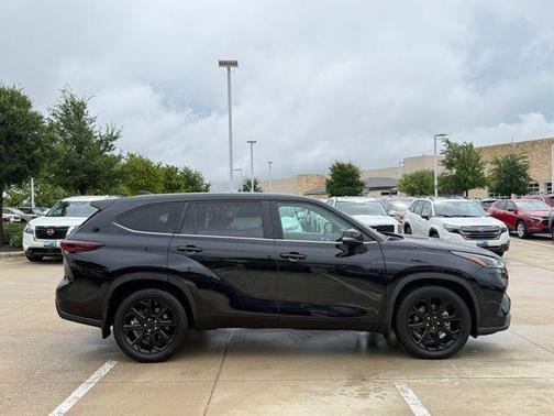 Midnight Black Metallic 2024 Toyota Highlander LE
