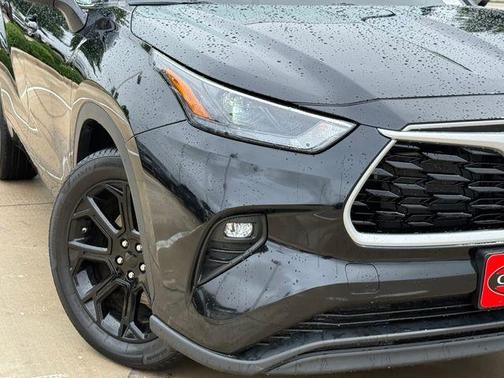 Midnight Black Metallic 2024 Toyota Highlander LE
