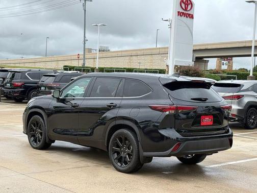 Midnight Black Metallic 2024 Toyota Highlander LE