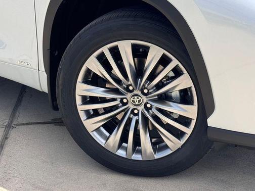 Desert Wind 2026 Toyota Highlander Hybrid Platinum