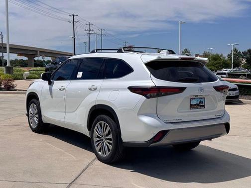 Desert Wind 2026 Toyota Highlander Hybrid Platinum