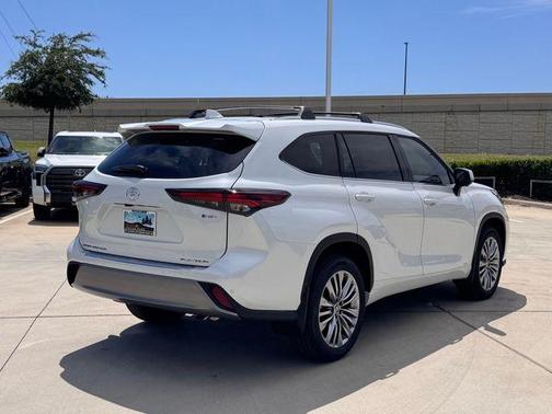 Desert Wind 2026 Toyota Highlander Hybrid Platinum