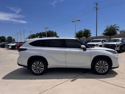 Desert Wind 2026 Toyota Highlander Hybrid Platinum