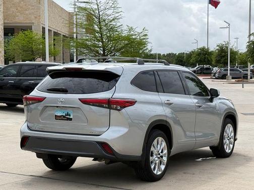 Celestial Silver Metallic 2022 Toyota Highlander Limited