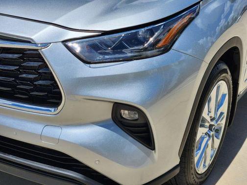 Celestial Silver Metallic 2022 Toyota Highlander Limited