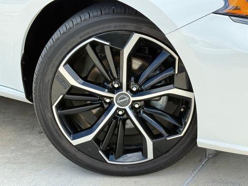 Glacier White 2024 Nissan Altima 2.5 SR