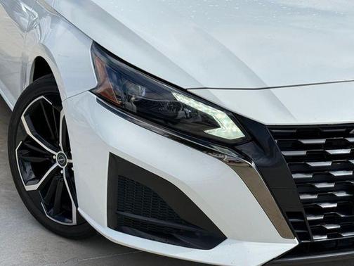 Glacier White 2024 Nissan Altima 2.5 SR