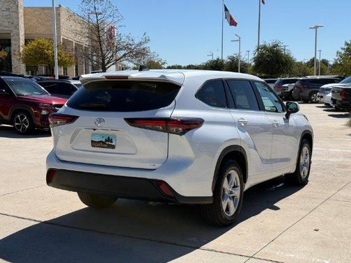 Wind Chill Pearl 2024 Toyota Highlander LE