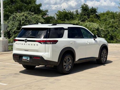 Glacier White 2024 Nissan Pathfinder SV