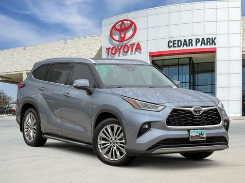 Moon Dust 2023 Toyota Highlander Platinum