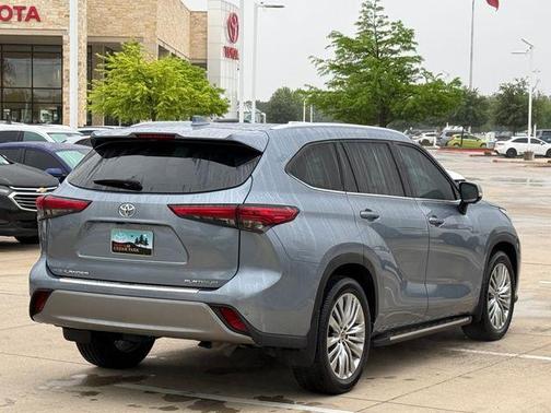 Moon Dust 2023 Toyota Highlander Platinum