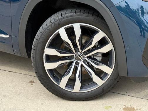 Tourmaline Blue Metallic 2022 Volkswagen Atlas Cross Sport 3.6L V6 SEL Premium R-Line