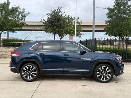 Tourmaline Blue Metallic 2022 Volkswagen Atlas Cross Sport 3.6L V6 SEL Premium R-Line