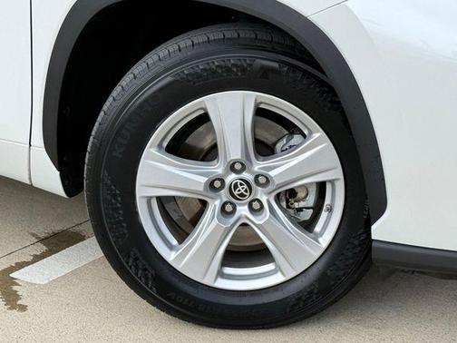 Pearl 2022 Toyota Highlander LE