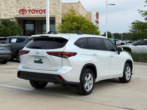 Pearl 2022 Toyota Highlander LE