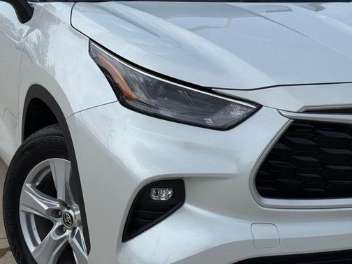 Pearl 2022 Toyota Highlander LE