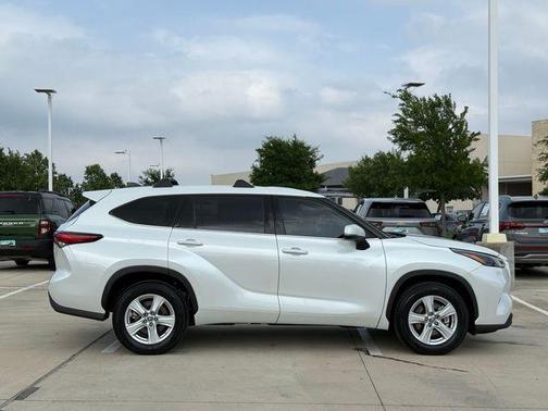 Pearl 2022 Toyota Highlander LE