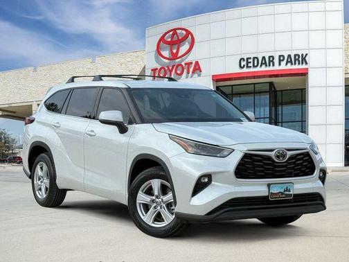 Pearl 2022 Toyota Highlander LE