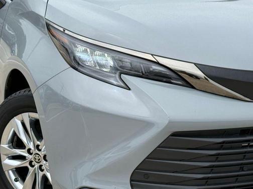 Cement 2022 Toyota Sienna XLE Woodland Edition