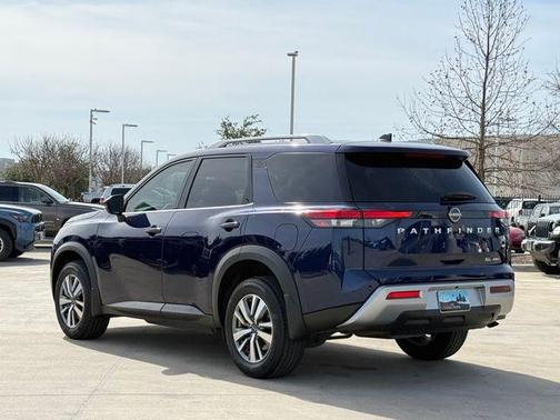 2025 Nissan Pathfinder SL