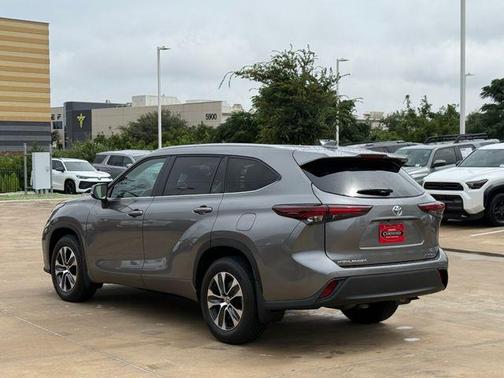 Metal 2026 Toyota Highlander XLE
