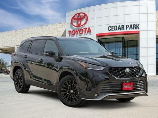 Midnight Black Metallic 2025 Toyota Highlander XSE