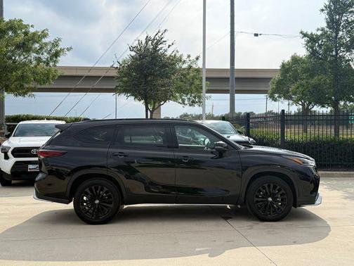 Midnight Black Metallic 2025 Toyota Highlander XSE