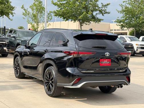 Midnight Black Metallic 2025 Toyota Highlander XSE