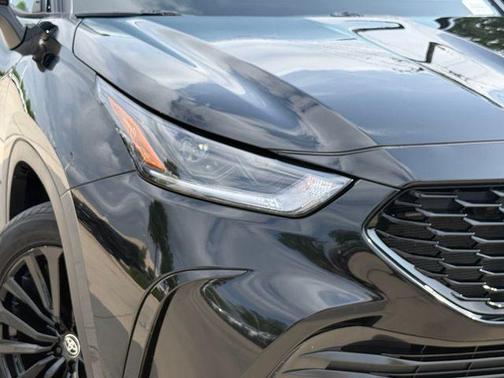 Midnight Black Metallic 2025 Toyota Highlander XSE