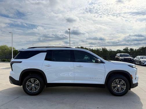 Summit White 2025 Chevrolet Traverse LT