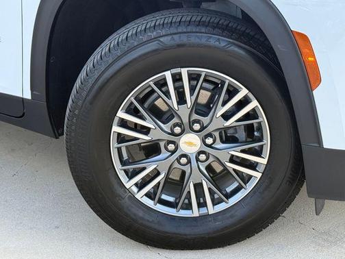 Summit White 2025 Chevrolet Traverse LT