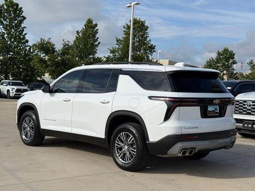 Summit White 2025 Chevrolet Traverse LT