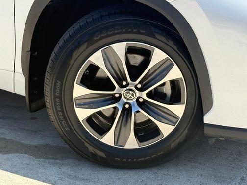 Pearl 2023 Toyota Highlander XLE