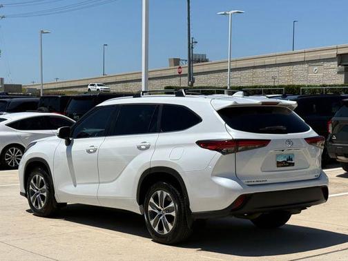 Pearl 2023 Toyota Highlander XLE