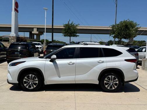 Pearl 2023 Toyota Highlander XLE