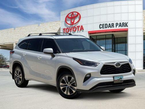 Pearl 2023 Toyota Highlander XLE