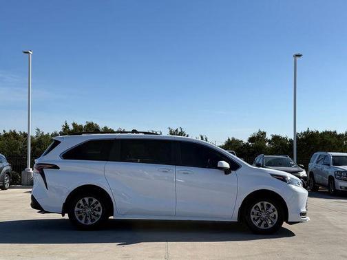 2025 Toyota Sienna LE