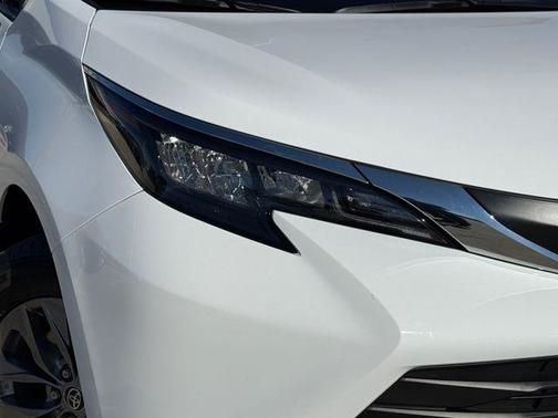 2025 Toyota Sienna LE