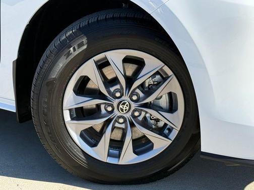 2025 Toyota Sienna LE