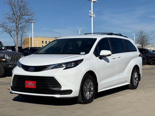 2025 Toyota Sienna LE