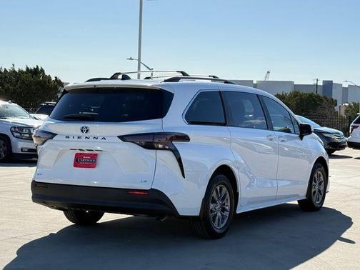 2025 Toyota Sienna LE