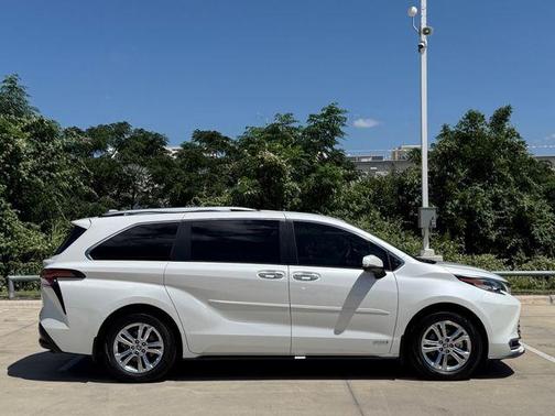 Blizzard Pearl 2021 Toyota Sienna