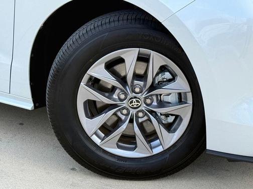 Wind Chill Pearl 2026 Toyota Sienna XLE
