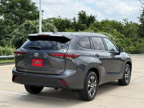 Magnetic Gray Metallic 2025 Toyota Highlander XLE