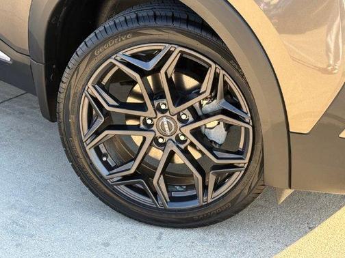 Canyon Bronze M 2025 Nissan Kicks SR