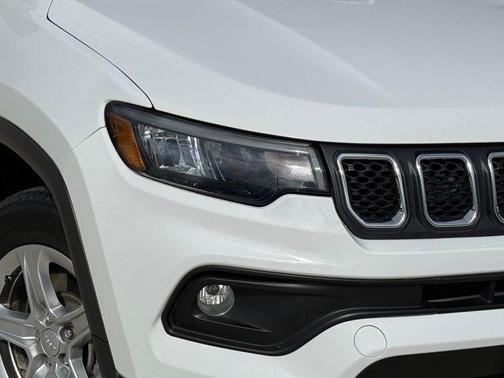 Bright White Clearcoat 2023 Jeep Compass Latitude