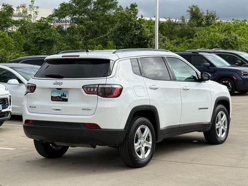 Bright White Clearcoat 2023 Jeep Compass Latitude