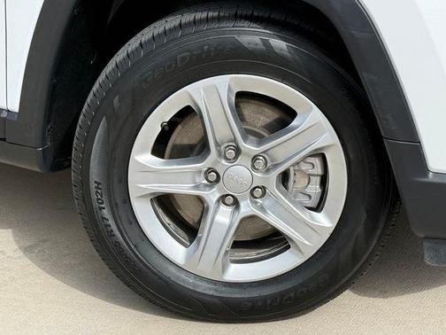 Bright White Clearcoat 2023 Jeep Compass Latitude