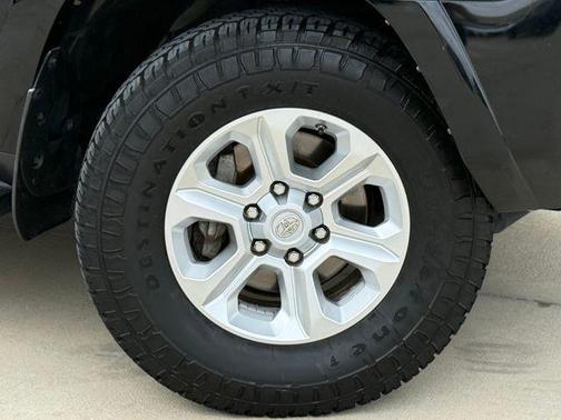Midnight Black Metallic 2016 Toyota 4Runner SR5