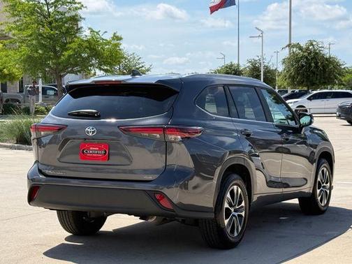 Magnetic Gray Metallic 2025 Toyota Highlander XLE
